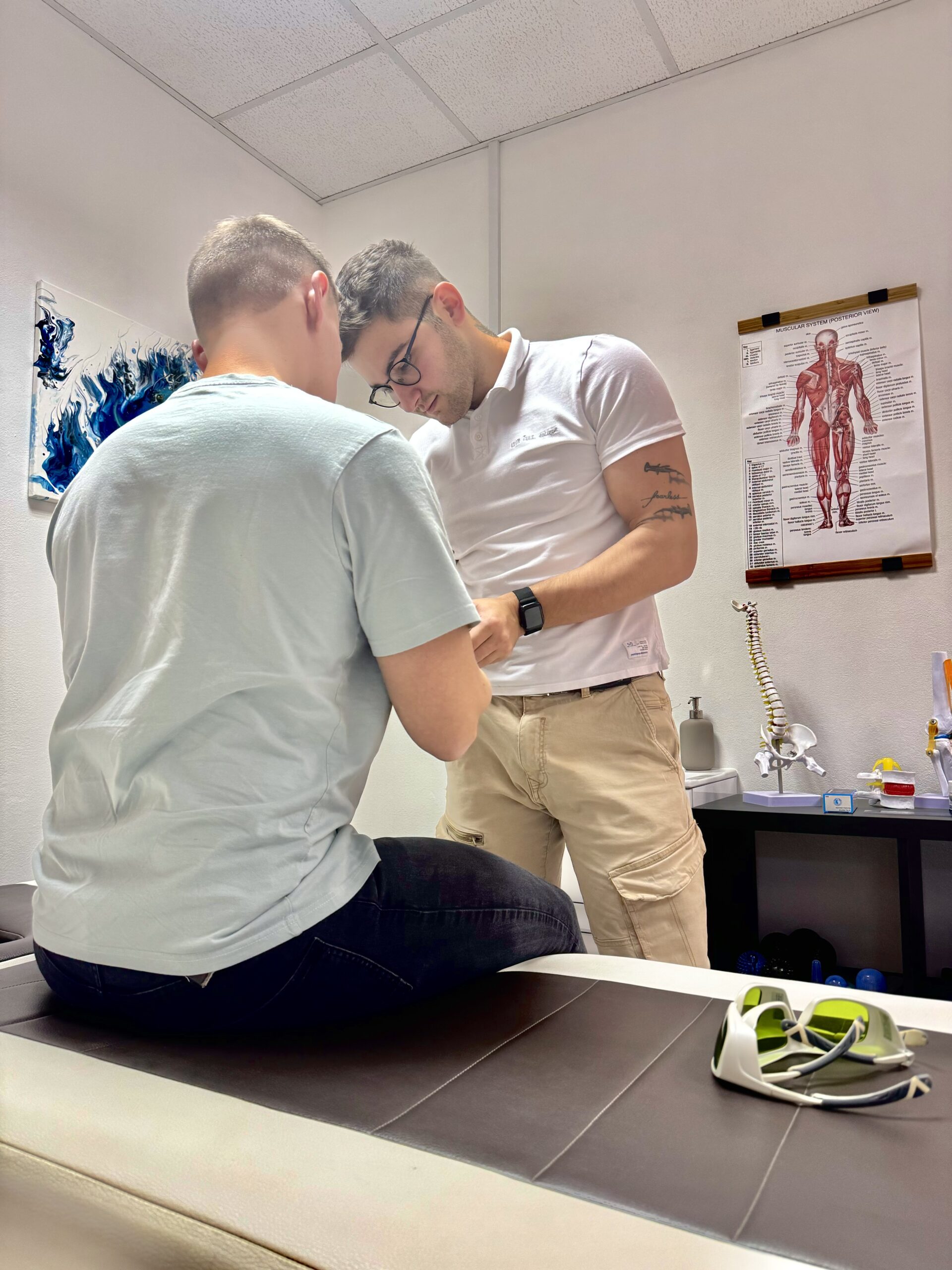 Fizioterapevt izvaja fizioterapijo na pacientu v Novi Gorici za rehabilitacijo po poškodbi.
