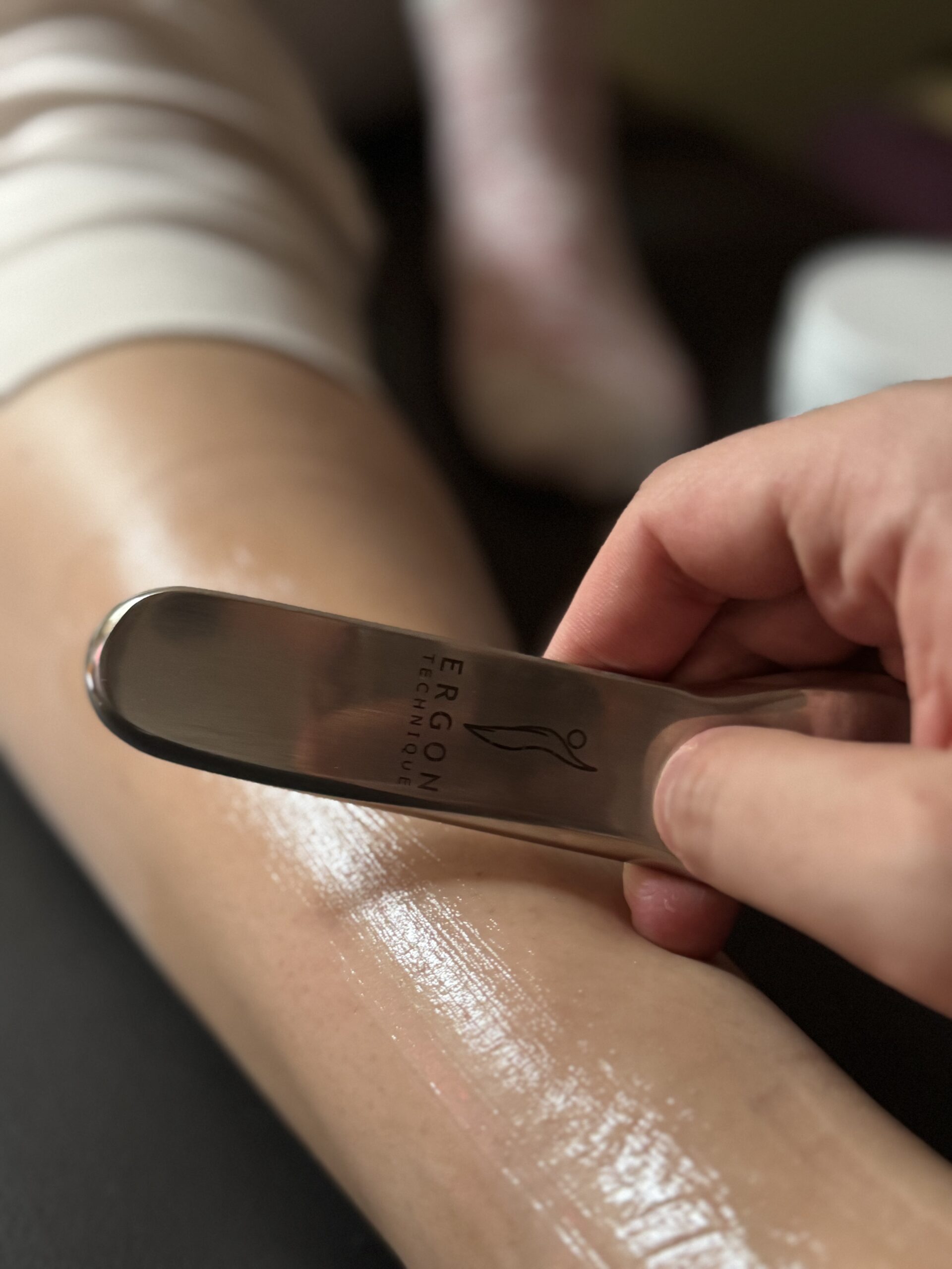 Fizioterapevt izvaja manualno terapijo na pacientu v Novi Gorici za rehabilitacijo po poškodbi.
